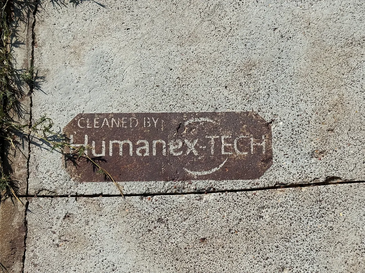 Cleaned by Humanex-TECH stencil betonfelületen